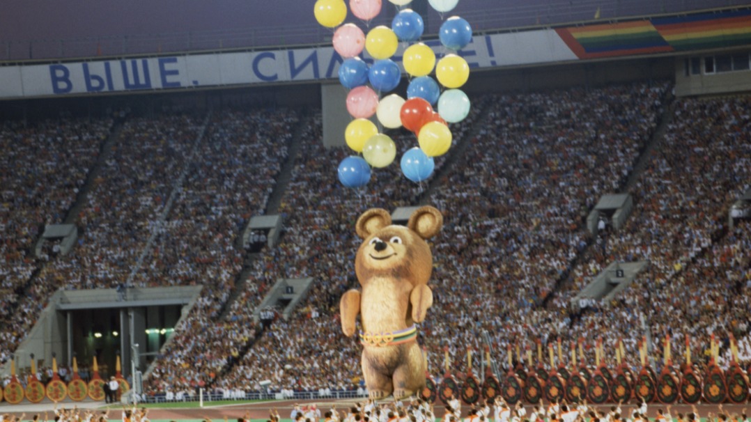 Олимпийский талисман Миша во время церемонии закрытия XXII летних Олимпийских игр