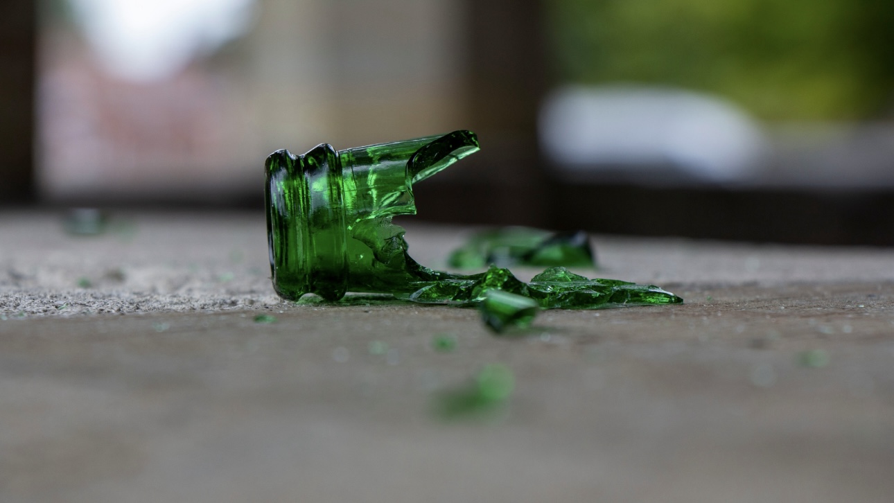 Пьяный мужчина размахивал осколком разбитой бутылки в московском ТЦ