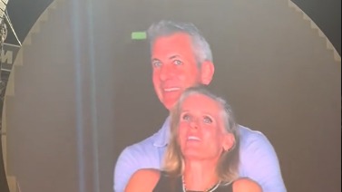 Группа Coldplay случайно раскрыла измену главы крупной ИТ-фирмы на концерте