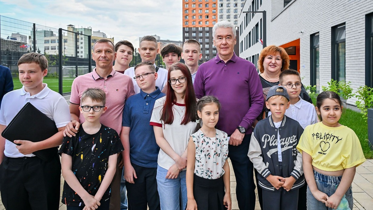 Мэр Москвы Сергей Собянин объявил о завершении строительства школы на северо-востоке Москвы. Он лично осмотрел новостройку, пообщался с учениками и их родителями