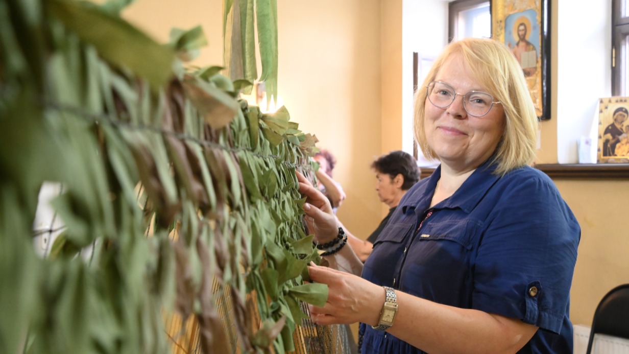 Куратор обительских мастерских по плетению маскировочных сетей Елена Белостоцкая довольна камуфляжным рисунком
