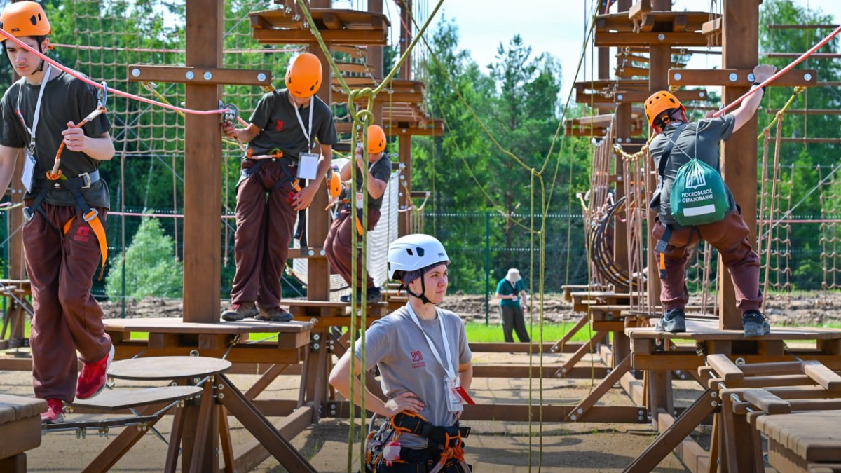 Собянин поручил расширить сеть летних патриотических лагерей для подростков