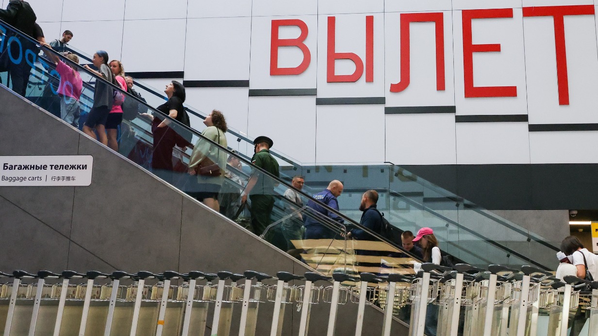 Туристы готовятся отправиться в зарубежную поездку из аэропорта Шереметьево