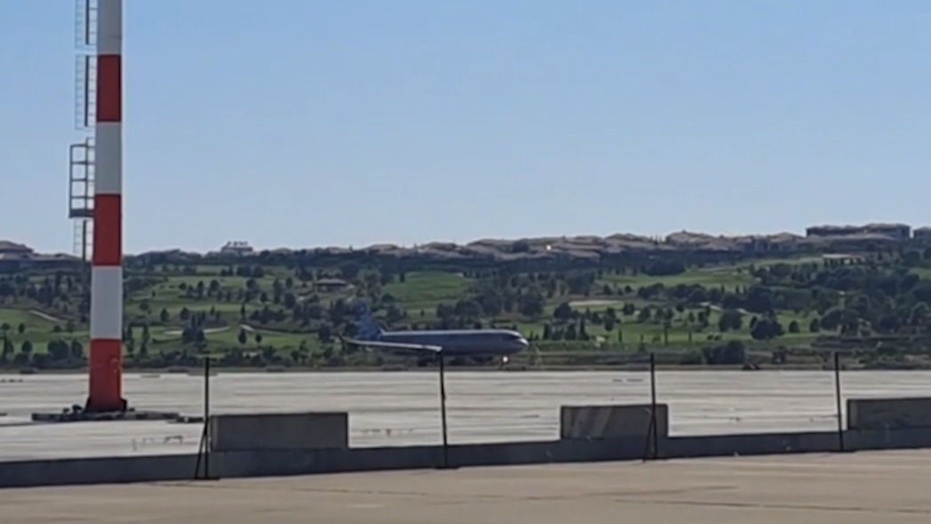 Появилось видео приземления первого за три года самолета в аэропорту Геленджика