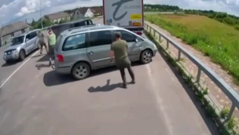 Украинец распугал сотрудников ТЦК лопатой, когда те хотели его мобилизовать