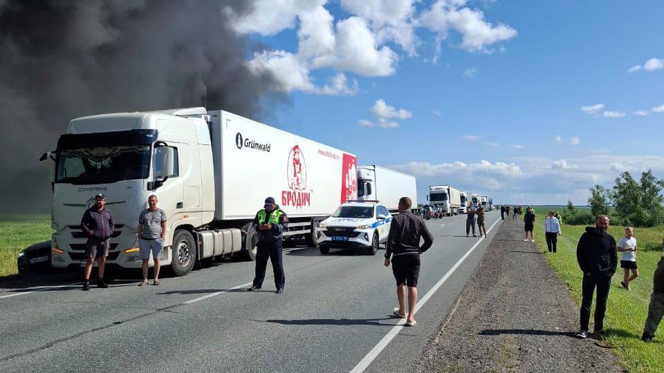 Погибли водители: крупный пожар возник после ДТП с фурами под Омском