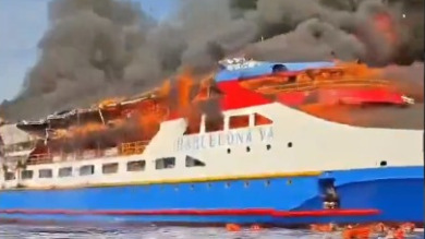 Паром с 280 туристами загорелся у берегов Индонезии, минимум трое погибли 