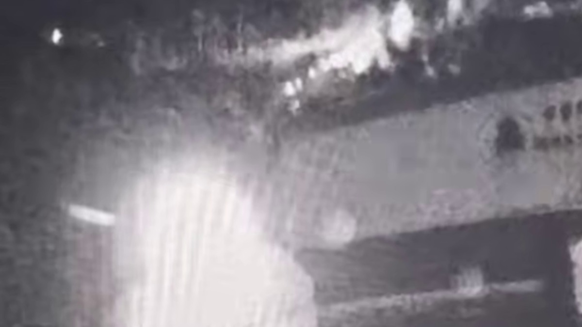 В Сети появились кадры момента падения автобуса в овраг в Якутии