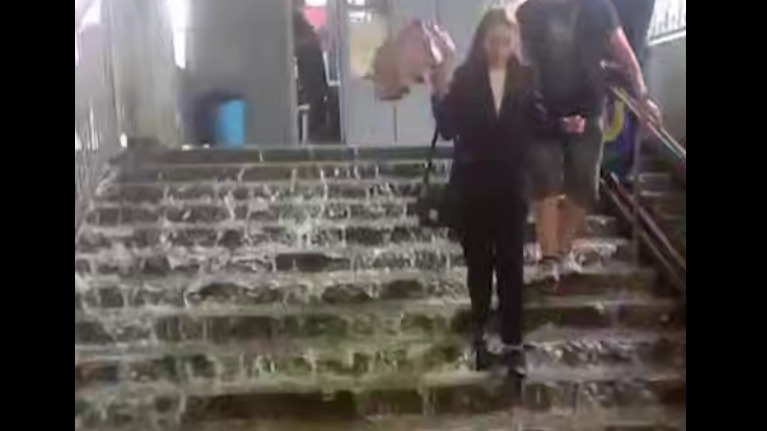 Сильные дожди затопили подземные переходы на станции МЦД-2 Павшино