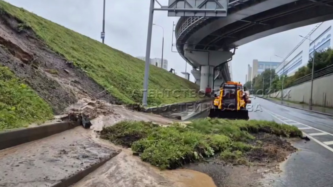 Оползень сошел на дорогу на Каширском шоссе из-за обильных дождей