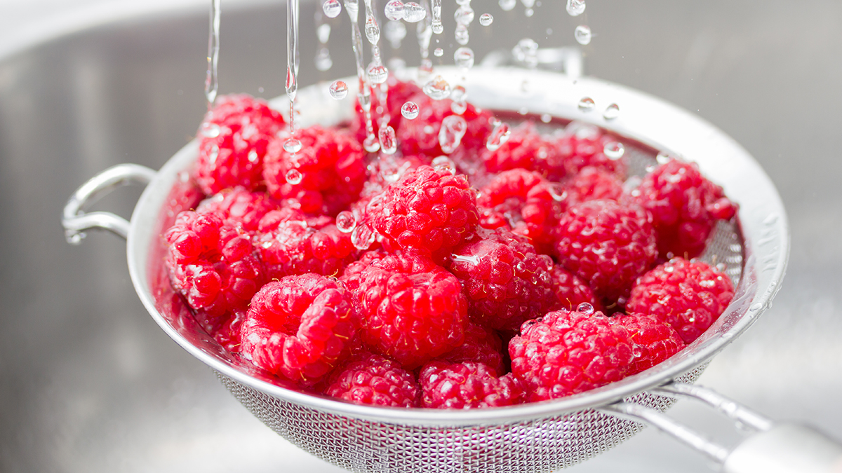 Как правильно мыть малину