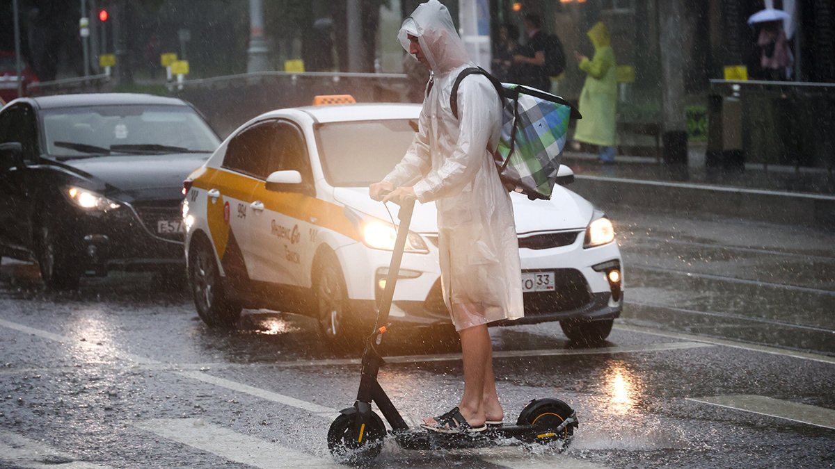 Движение транспорта перекрыто на нескольких улицах Москвы из-за непогоды