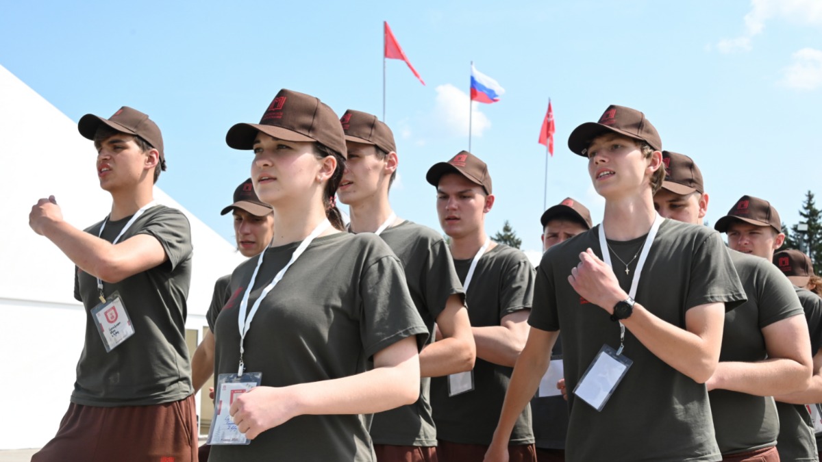 Школьники Лиза Суркова, Иван Гончаренко, Антон Кудрявцев и Константин Лежнин на строевой подготовке