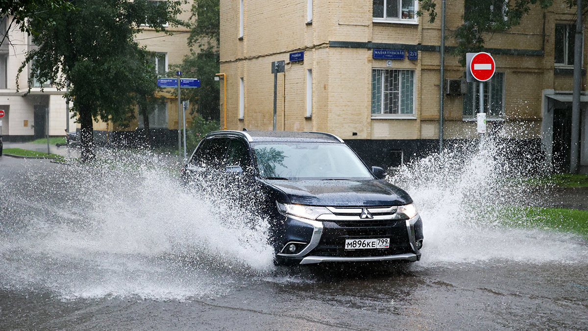 Москвичей предупредили о возможных заторах на дорогах из-за сильного дождя