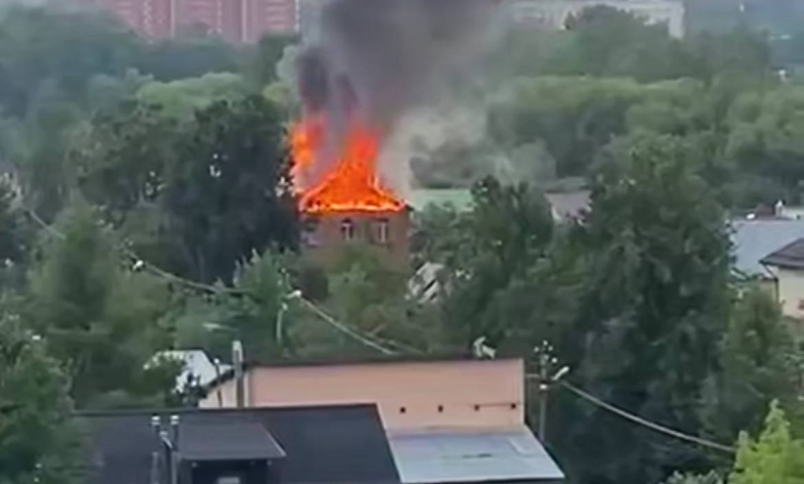 Жилой дом загорелся в подмосковной Ивантеевке