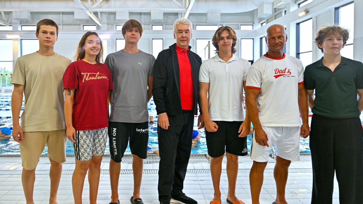 Мэр Москвы Сергей Собянин поздравил с открытием нового спорткомплекса «Максимум» спортсменов, тренеров и жителей района Южное Бутово. В двухэтажном здании на Остафьевской улице есть каток и два бассейна, в которых будут проходить занятия по плаванию и аквааэробике