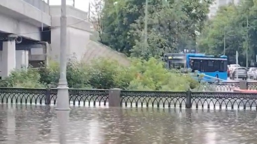 Уровень Яузы в Москве поднялся на 2,5 метра из-за ливней, затопило часть дороги