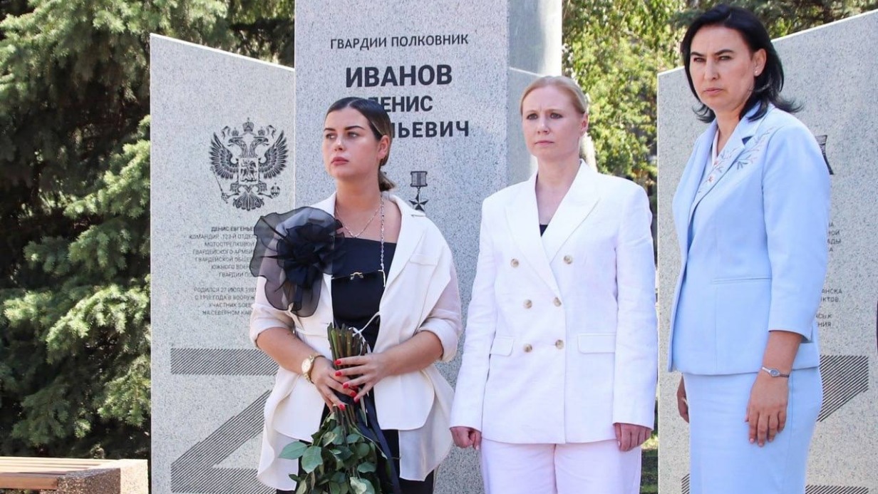 Ангелина Иванова, временно исполняющая полномочия главы Луганска Яна Пащенко и руководитель администрации главы ЛНР Анна Рослякова на открытии памятника и сквера имени Героя России и ЛНР полковника Дениса Иванова