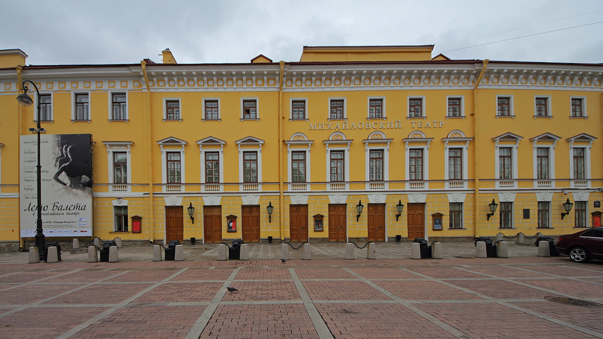 Обыски проходят в Михайловском театре в Петербурге 