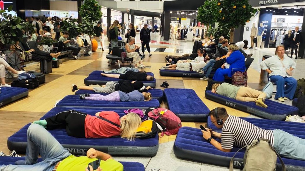 Пассажирам Шереметьева на фоне задержек рейсов выдают матрасы для отдыха