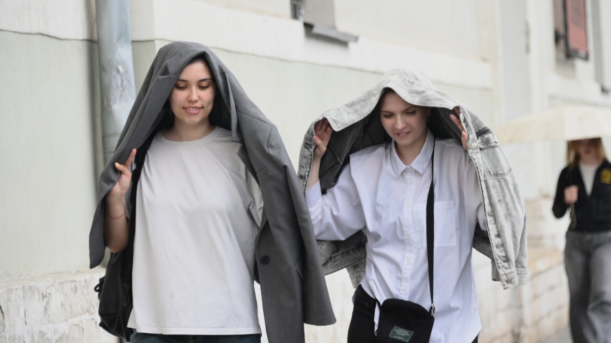 Студентки Лейсан Фахрутдинова и Мария Цветкова прячутся от дождя