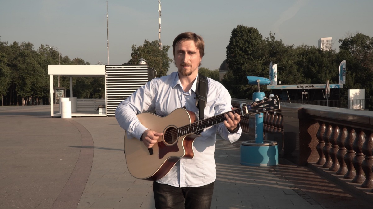 Александр Красников готов посвящать песни загадочной девушке