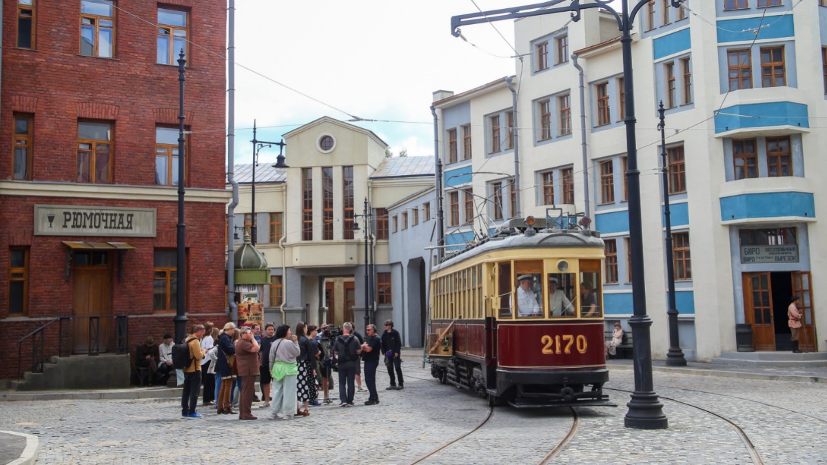 По трамвайным путям, проложенным для съемок сериала «Лиля», в кинопарке «Москино» ходят настоящие ретротрамваи