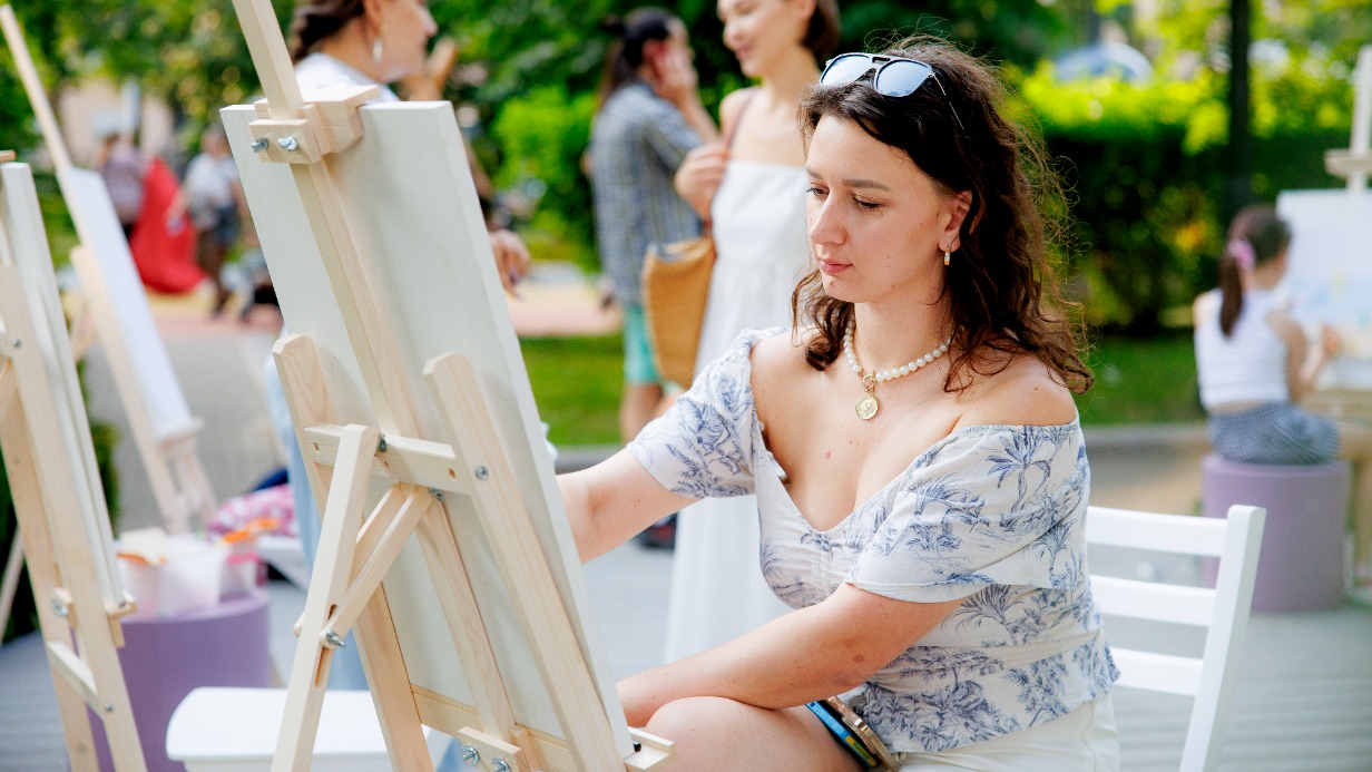 Танец как живопись: на Чистопрудном бульваре стартовал перформанс «Образ тела»