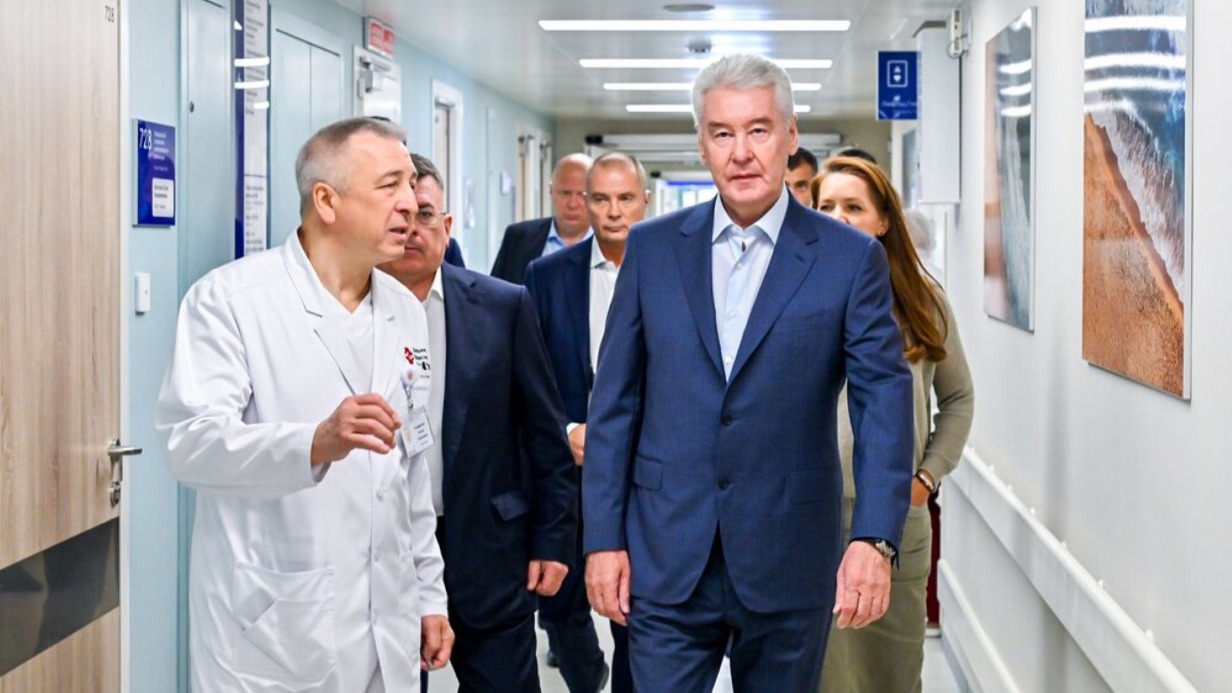 Главный врач ГКБ имени Вересаева Игорь Парфенов показал мэру Москвы Сергею Собянину и заммэра по вопросам социального развития Анастасии Раковой обновленный лечебный корпус № 2