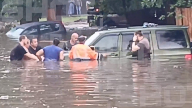 Несколько автомобилей ушли под воду во время ливней в Москве (видео)