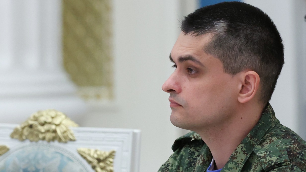 Учитель московской школы имени маршала В. И. Чуйкова, победитель конкурса «Учитель года Москвы — 2022», младший сержант Геннадий Владимирович Старунов на встрече с президентом России Владимиром Путиным. Он отправился добровольцем в зону СВО в октябре 2022 года и защищал страну до последнего вздоха