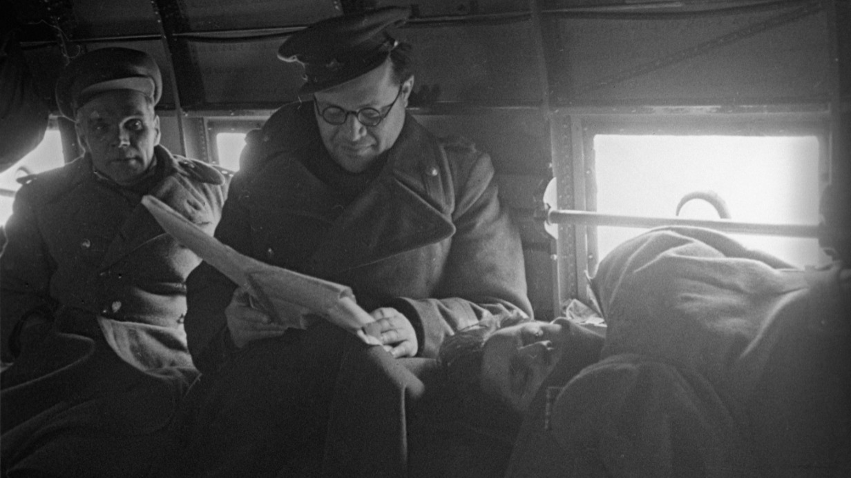 Поэт и военный корреспондент Михаил Матусовский на 2-м Белорусском фронте среди бойцов во время боевых действий в Восточной Пруссии