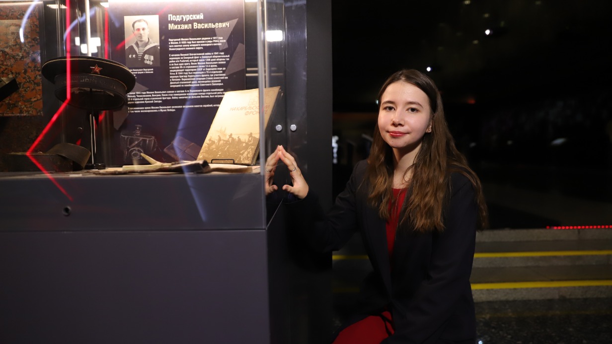 Специалист по экспозиционной и выставочной деятельности Музея Победы Екатерина Шубина показывает экспонаты выставки
