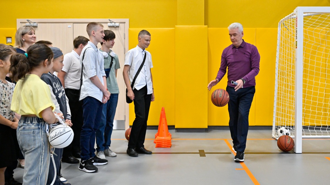 Мэр Москвы Сергей Собянин объявил о завершении строительства нового здания школы № 967 в районе Южное Медведково. Он лично осмотрел новостройку и пообщался с учениками