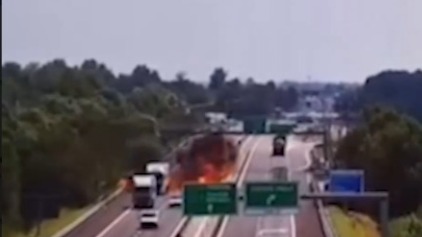 6880db2f82682c5d1df7c151 Самолет в Италии рухнул на оживленную проезжую часть и взорвался, есть погибшие