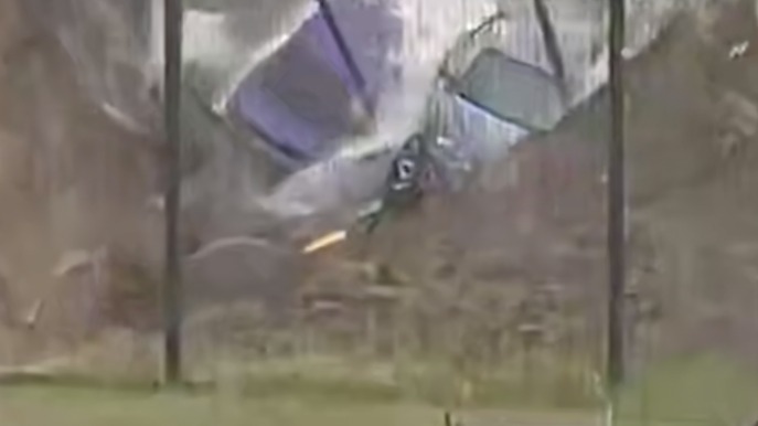 Три автомобиля провалились под землю в Татарстане