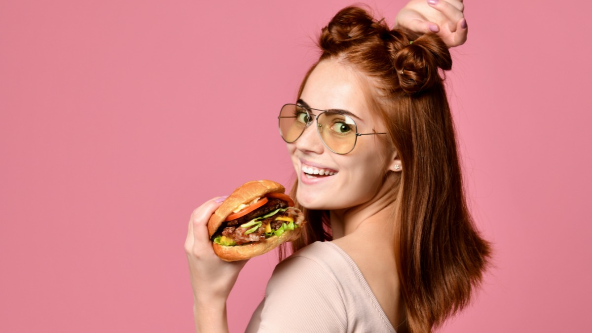 Если очень хочется съесть бургер, то лучше приготовить его самостоятельно из полезных продуктов