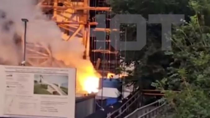 Силовой кабель загорелся на стройплощадке на Воробьевых горах в Москве