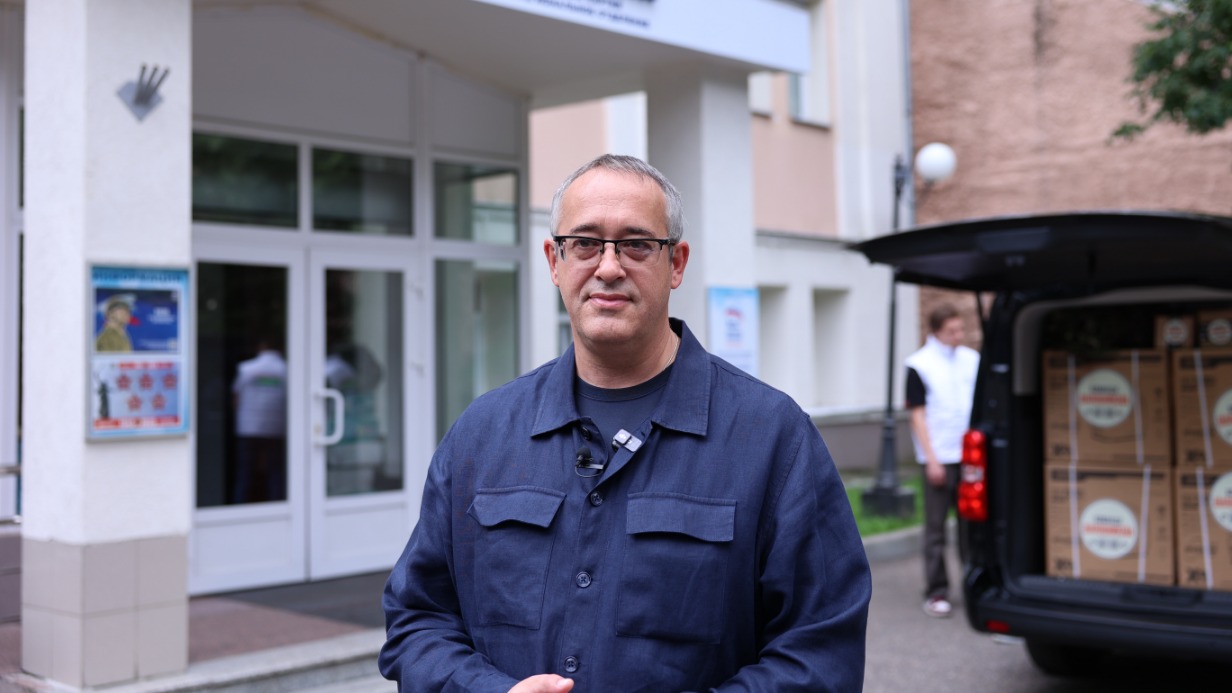 Председатель Мосгордумы Алексей Шапошников передал часть гуманитарного груза для участников специальной военной операции. Гуманитарный конвой отправится в зону СВО в начале августа