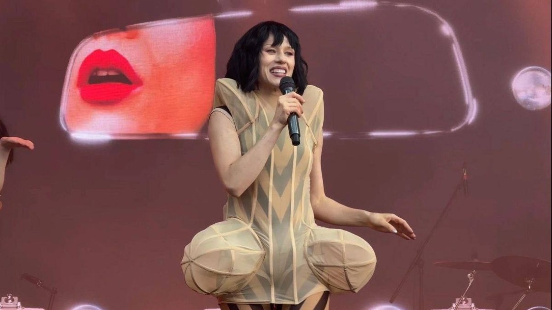 Новгородским министром заинтересовалась прокуратура из-за костюма солистки IOWA