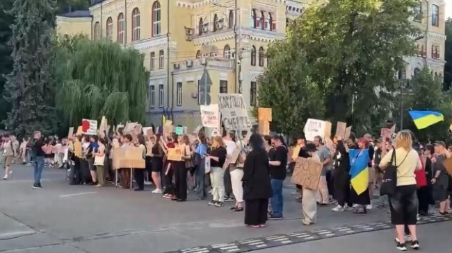 СМИ: Протестующие в Киеве скачут и кричат лозунги майдана 2014 года