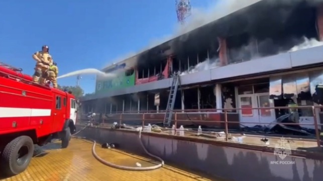 МЧС: Женщина погибла при пожаре в торговом центре Новошахтинска