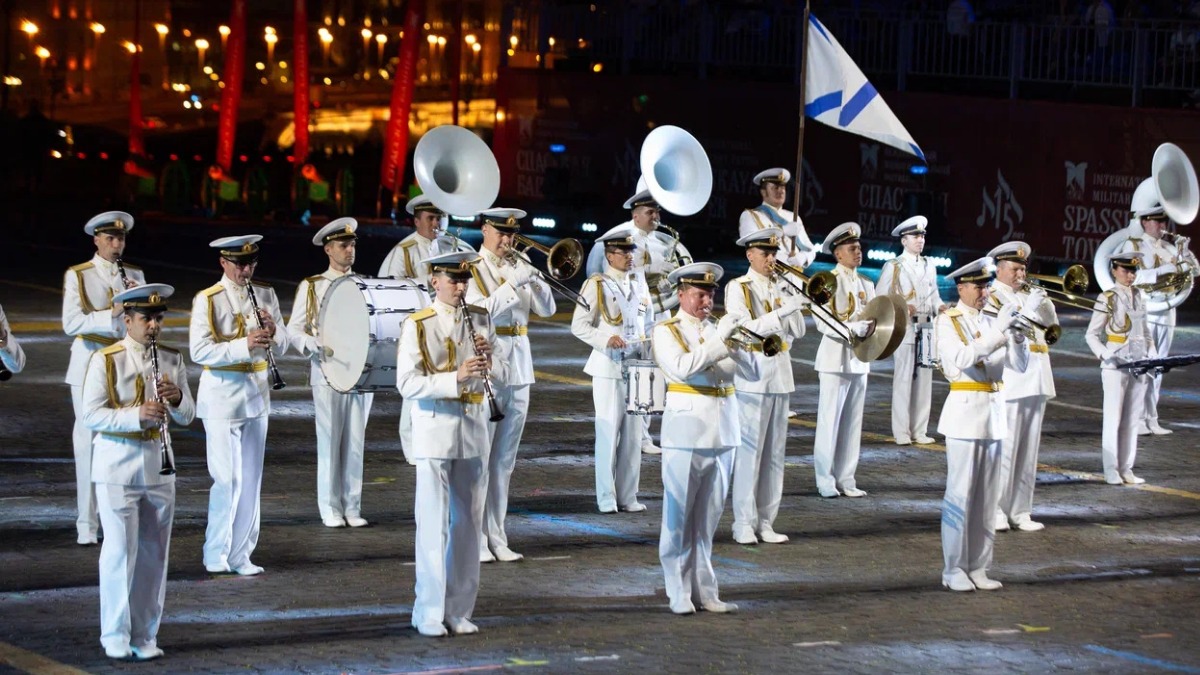 Центральный концертный образцовый оркестр Военно-Морского флота имени Н. А. Римского-Корсакова во время выступления на фестивале «Спасская башня»