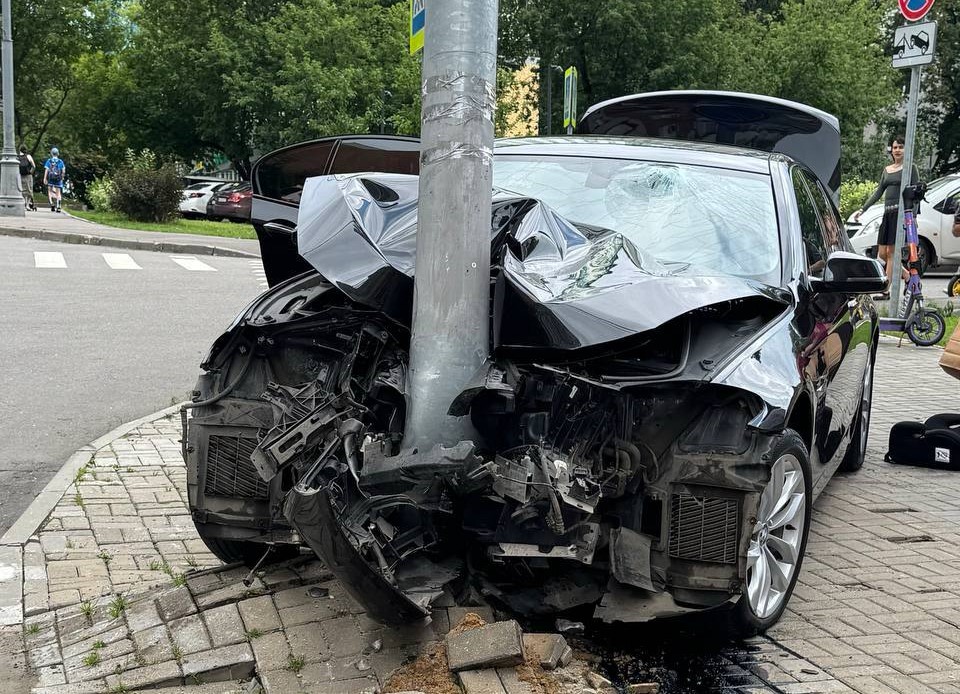 Автомобиль BMW врезался в столб на северо-западе Москвы