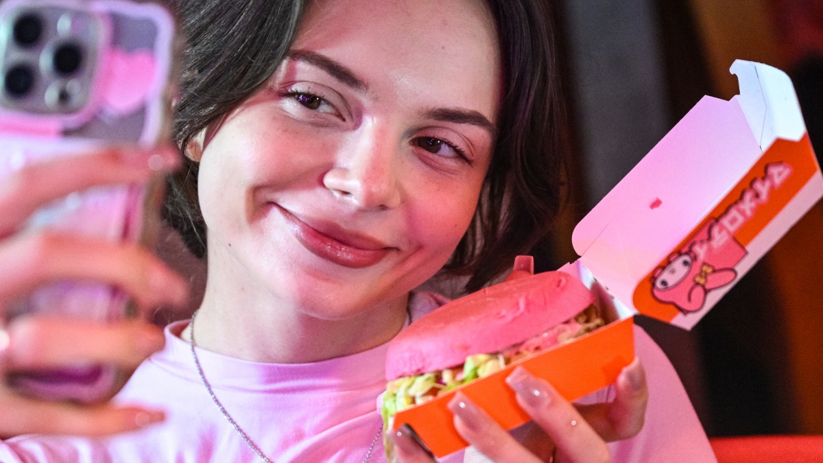 Москвичка с разрекламированным розовым бургером