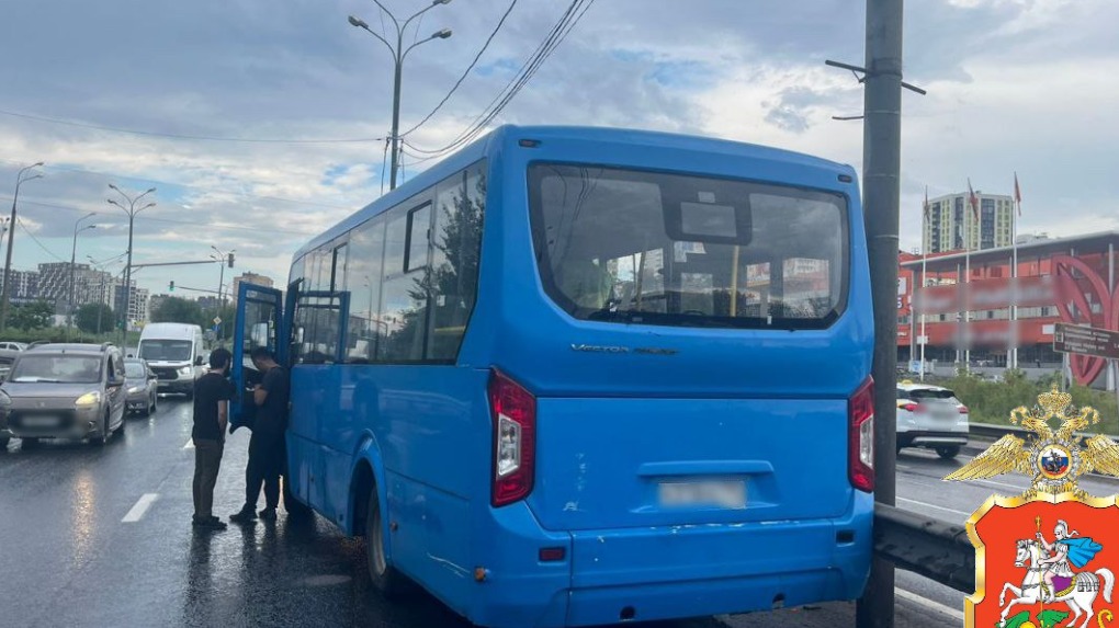 Автобус влетел в металлическое ограждение в подмосковных Мытищах