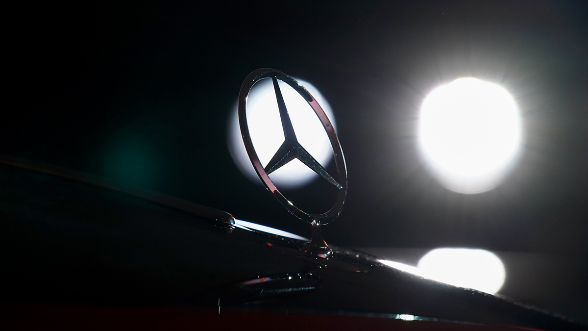 Mercedes Gelandewagen на скорости снес ограждение и улетел в пруд в Назрани