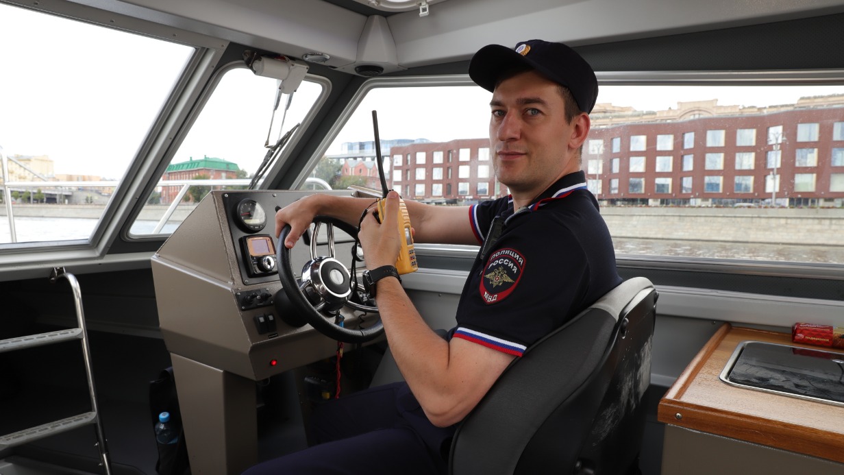 Старший сержант полиции на водном транспорте, моторист Расул Магомедов несет наряд на Москве-реке в новом катере. Такие суда были поставлены в правоохранительные органы в прошлом году