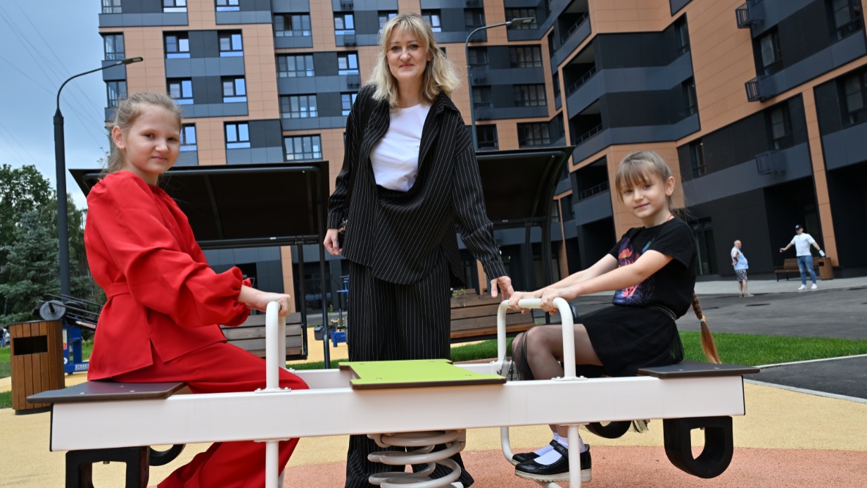 Семья Пискун скоро переедет в новый дом. Мама Юлия катает на качелях на площадке у нового дома дочек: 10-летнюю Веронику и 7-летнюю Викторию