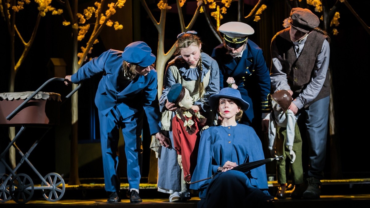 Сцена из спектакля «Мэри Поппинс» Рязанского государственного областного театр кукол. Режиссер — Анна Коонен. В центре снимка — Мэри Поппинс (Маргарита Диннер), по бокам от нее — куклы-дети. В этом спектакле куклы играют вместе с артистами и кажутся живыми!